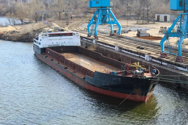 Φορτηγό Πλοίο Στην Προβλήτα Στο Λιμάνι Του Ποταμού — Φωτογραφία Αρχείου