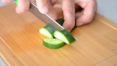 Salatalık, doğrama tahtasındaki salatalıkları dilimleme videosunu kapat.