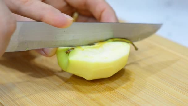 Μήλο Κλείσε Βίντεο Μισό Μήλο Ξεφλουδίζεται Στη Μέση Ένα Μαχαίρι — Αρχείο Βίντεο
