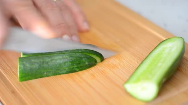 Cucumber Close Video Cut Lengthwise Cucumber Cut Half Julienne Slicing — Vídeo de stock