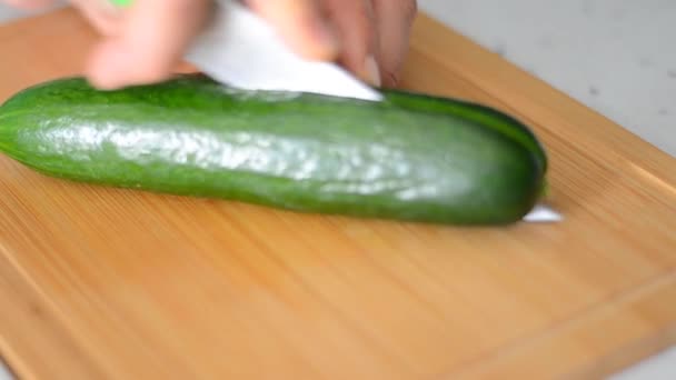Cucumber Close Video Cucumber Being Cut Lengthwise Knife Cutting Board — Vídeo de stock
