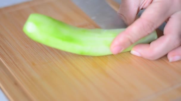Salatalık Soyulmuş Bir Salatalığı Kesme Tahtasındaki Bıçakla Uzunlamasına Kesme Videosunu — Stok video