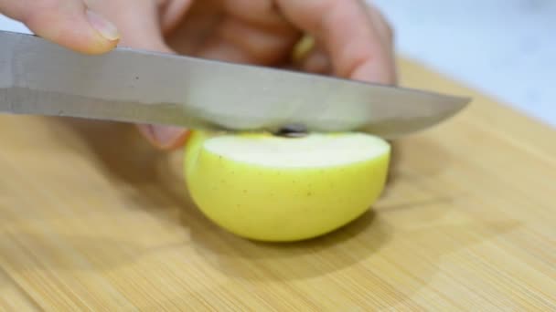 用刀片把半个苹果切成两半的镜头关上 — 图库视频影像
