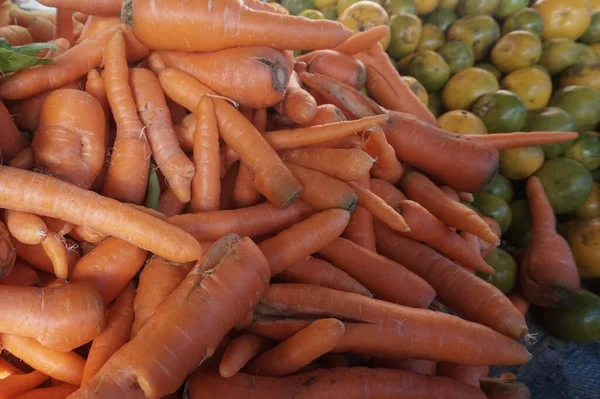 Geleneksel pazarda havuçlar istiflenir. Vitamin açısından zengin sebzeler.          
