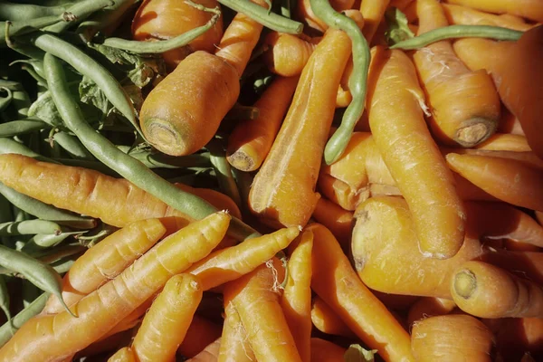 Geleneksel pazarda havuçlar istiflenir. Vitamin açısından zengin sebzeler.          