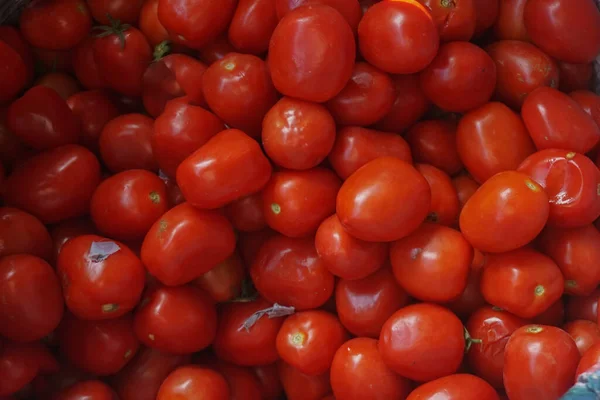 stock image Fresh tomatoes piled up in the greengrocer. Vitamin vegetables