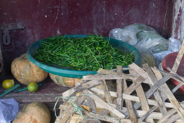 Chili Verde Bandeja Tienda Verduras Sucias Sórdidas —  Fotos de Stock