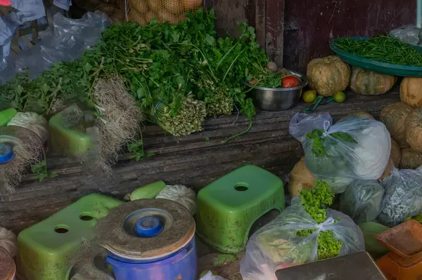 Pazarda çeşitli sebzeler satılıyor.