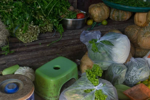 Geleneksel Asya Endonezya pazarında kirli ve köhne bir sebze dükkanının manzarası
