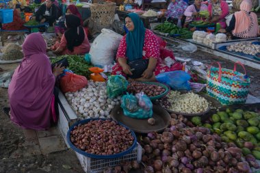 Kutacane, Endonezya, 24 Januari 2023: Endonezya 'nın geleneksel pazarlarında ticaret yapan Asyalı vatandaşların faaliyetleri. Asyalı kadınların market alışverişi ve satışı. Market ve sebzeler.