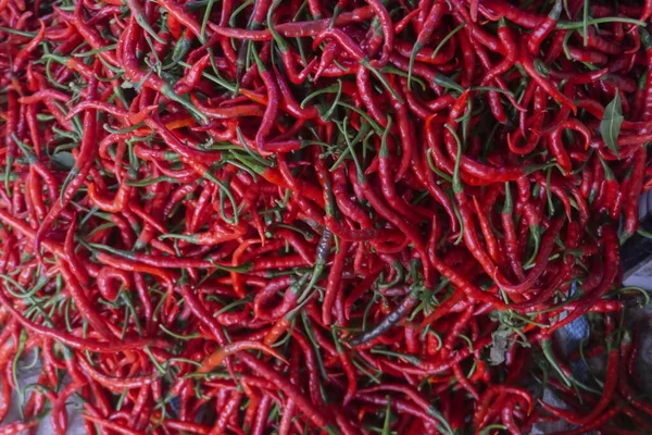 Los Chiles Rojos Frescos Fueron Apilados Disparados Cerca Fruta Roja —  Fotos de Stock