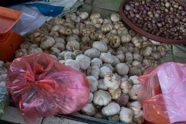 杂货店里堆满了大蒜 在传统市场上调料 — 图库照片