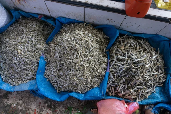 传统市场上成堆的干枯的凤尾鱼 保存好的海鲜一群小海鱼动物 — 图库照片