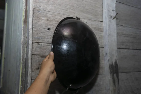 Bir adamın eli kızartma tavasına uzanır. Mutfak aletlerini tutarken