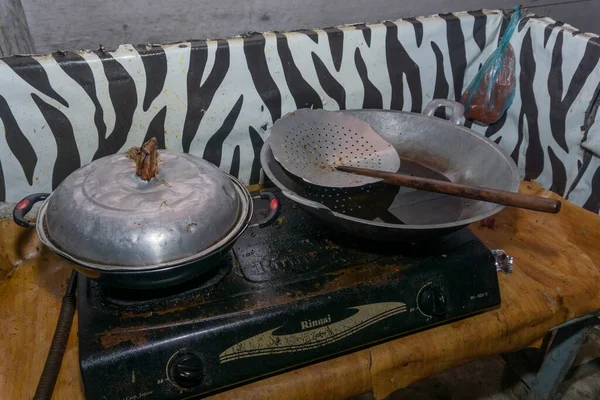 Kutacane, Endonezya, 23 Maret 2023: Güneydoğu Asya sakinlerinin mutfağının durumu. Fırın, tava ve tava şeklinde mutfak malzemeleri.