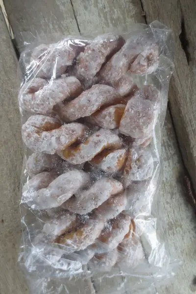 Paketlemedeki kuru çerezler desenli tahta arkaplanıyla satılacak