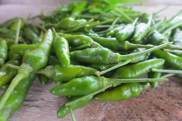 Taze toplanmış kırmızı biber yığını dokulu bir masaya konur..                               