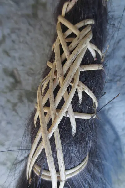 Donmuş çimento arka planında el yapımı palmiye lifini güçlendirmek için Rattan ipi.