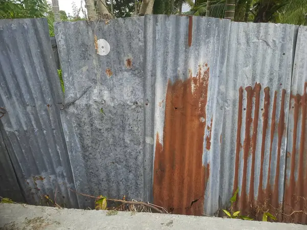 Endonezya 'dan paslı bir çatı yol kenarında çit olarak kullanılır.