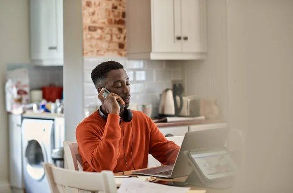 Joven Empresario Africano Hablando Por Teléfono Mientras Trabaja Remotamente Desde —  Fotos de Stock