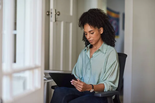 Junge Afrikanische Unternehmerin Arbeitet Einem Digitalen Tablet Während Sie Ihrem Stockbild