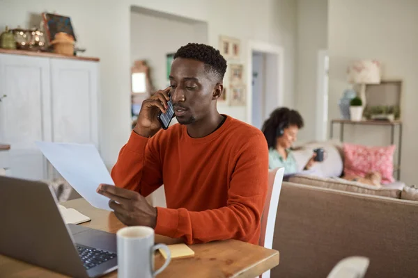 Joven Hombre Africano Hablando Por Teléfono Mientras Trabaja Desde Casa —  Fotos de Stock
