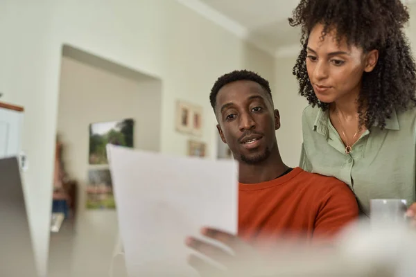 Junges Multiethnisches Paar Geht Rechnungen Durch Und Erledigt Online Banking Stockfoto