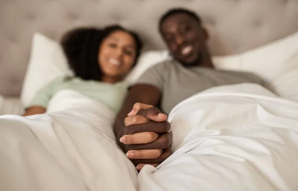 Großaufnahme Eines Liebevollen Jungen Multiethnischen Paares Das Morgens Bett Lächelnd Stockbild