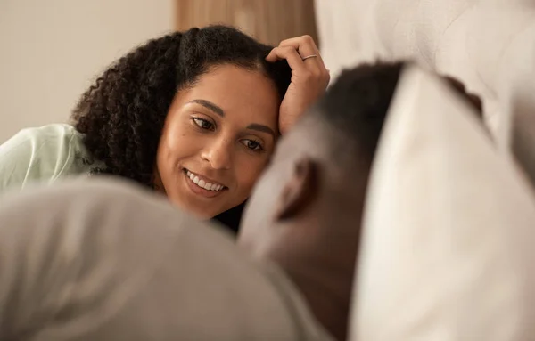 Smiling Young Biracial Woman Talking Her Husband While Lying Bed — Stock Photo, Image