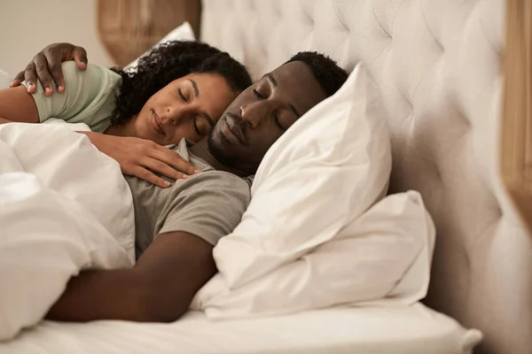 Junges Multirassisches Paar Schläft Zusammen Seinem Gemütlichen Bett Hause Frühen — Stockfoto