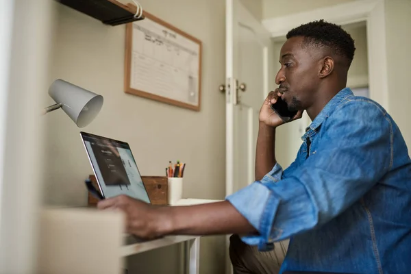 아프리카 사업가 사무실에 책상에서 전화로 이야기하고 노트북으로 일하는 — 스톡 사진