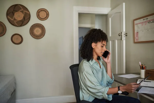 年轻的非洲女企业家在家里的办公室里用电话交谈 用数字平板电脑工作 — 图库照片