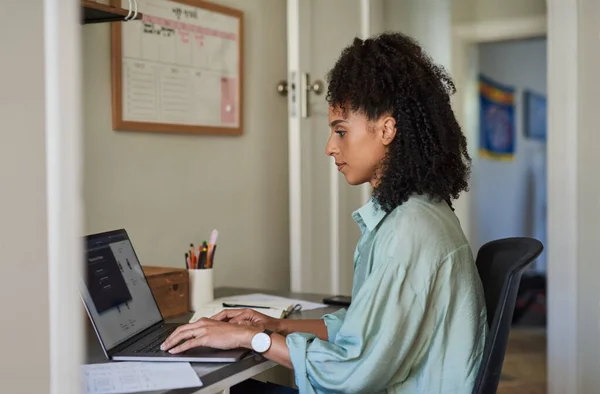 Молодая Африканская Предпринимательница Сидит Столом Своем Домашнем Офисе Работает Онлайн Стоковое Изображение