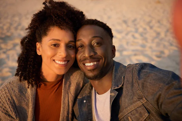 Liebevolles Junges Multiethnisches Paar Lächelt Und Macht Zusammen Ein Selfie — Stockfoto