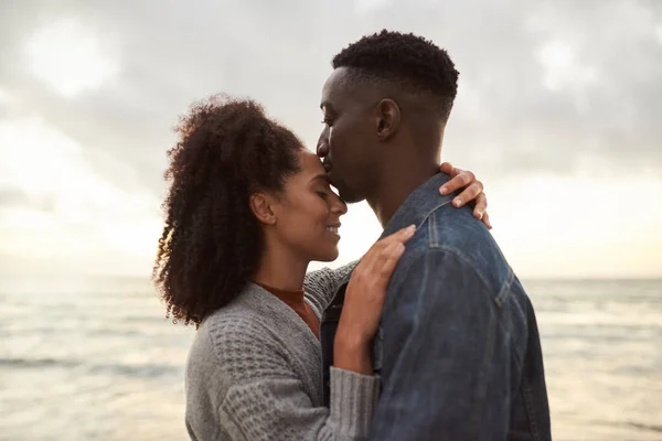 Zärtlicher Junger Multiethnischer Mann Küsst Seine Lächelnde Freundin Auf Die — Stockfoto
