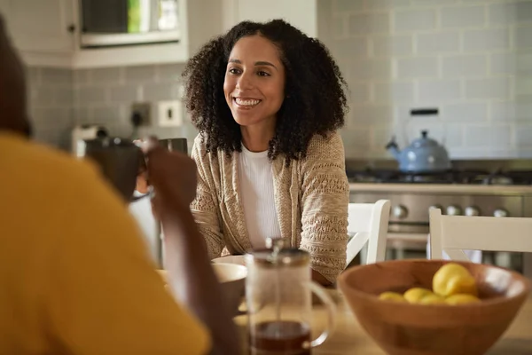 Sonriente Joven Africana Bebiendo Café Hablando Con Marido Durante Desayuno Fotos de stock