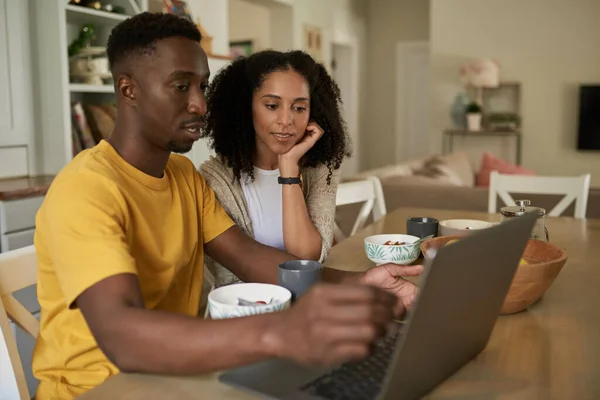 Çok Irklı Genç Bir Çift Kahve Içip Internette Dizüstü Bilgisayarla - Stok İmaj