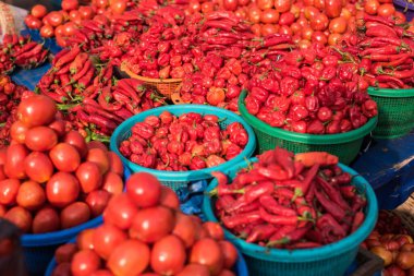 Biber ve domates Ogun State, Nijerya 'da bir markette satılıyor.