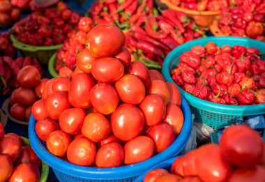 Biber ve domates Ogun State, Nijerya 'da bir markette satılıyor.