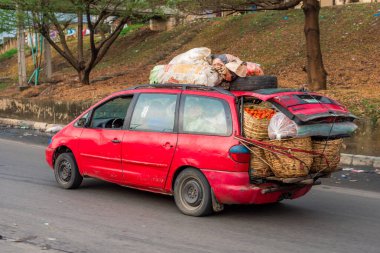 Kırmızı ticari araba Lagos, Nijerya 'da bir yolda taze gıda erzaklarıyla dolu..