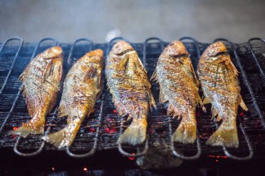 Izgarada kızarmış balık.