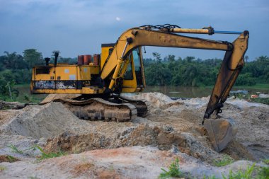 Nijerya 'nın Ogun Eyaleti' ndeki bir kum ocağında 09 Temmuz 2024 'te bir Tırtıl buldozer bulundu..