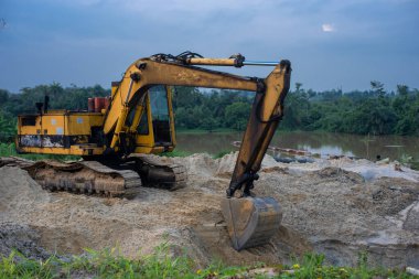 Nijerya 'nın Ogun Eyaleti' ndeki bir kum ocağında 09 Temmuz 2024 'te bir Tırtıl buldozer bulundu..