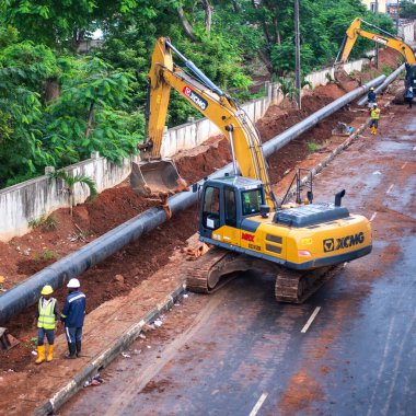 20 Temmuz 2024 'te Nijerya, Lagos' un Berger bölgesine boru hattı döşemek için harekete geçen bir traktör..