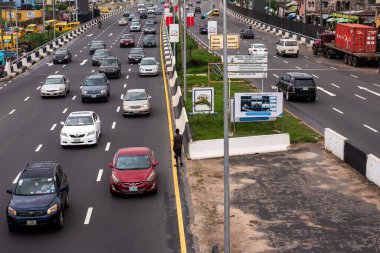 20 Temmuz 2024 'te Lagos, Nijerya' nın Iyana Oworo bölgesinde görülen Üçüncü Ana Köprü 'ye giriş ve çıkış trafiği hafif. Yakıt fiyatları 680 naira 'ya yükseldi, ulaşım maliyetleri artarak tedarik zincirini etkiledi