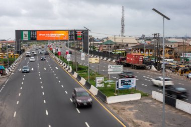 20 Temmuz 2024 'te Lagos, Nijerya' nın Iyana Oworo bölgesinde görülen Üçüncü Ana Köprü 'ye giriş ve çıkış trafiği hafif. Yakıt fiyatları 680 naira 'ya yükseldi, ulaşım maliyetleri artarak tedarik zincirini etkiledi