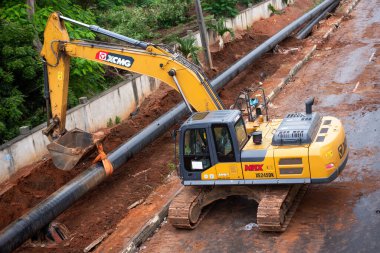 20 Temmuz 2024 'te Nijerya, Lagos' un Berger bölgesine boru hattı döşemek için harekete geçen bir traktör..