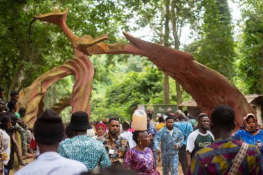 İnsanlar 9 Ağustos 2024 Cuma günü Osun Eyaleti, Nijerya - Afrika 'nın batısında düzenlenen yıllık Osun Osogbo Festivali sırasında Kutsal Çayıra girip çıkıyorlar.
