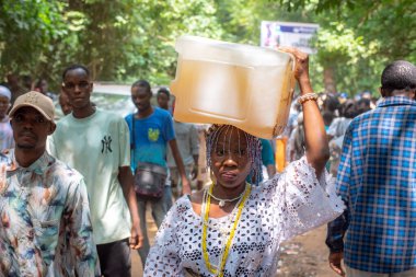 Osun Nehri 'nden su toplayan bir kadın, 9 Ağustos 2024 Cuma günü Osun Eyaleti, Nijerya - Batı Afrika' da düzenlenen yıllık Osun Osogbo Festivali 'ne katılıyor.