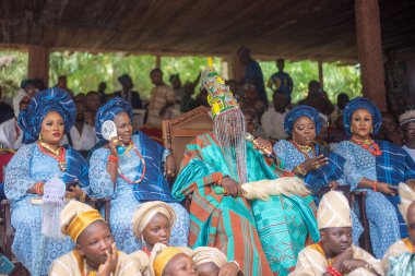 Oba Jimoh Oyetunji, Osogbo 'lu Ataoja (m) ve eşleri, 9 Ağustos 2024 Cuma günü Osun Eyaleti, Nijerya - Afrika' nın batısında düzenlenen yıllık Osun Osogbo Festivali sırasında